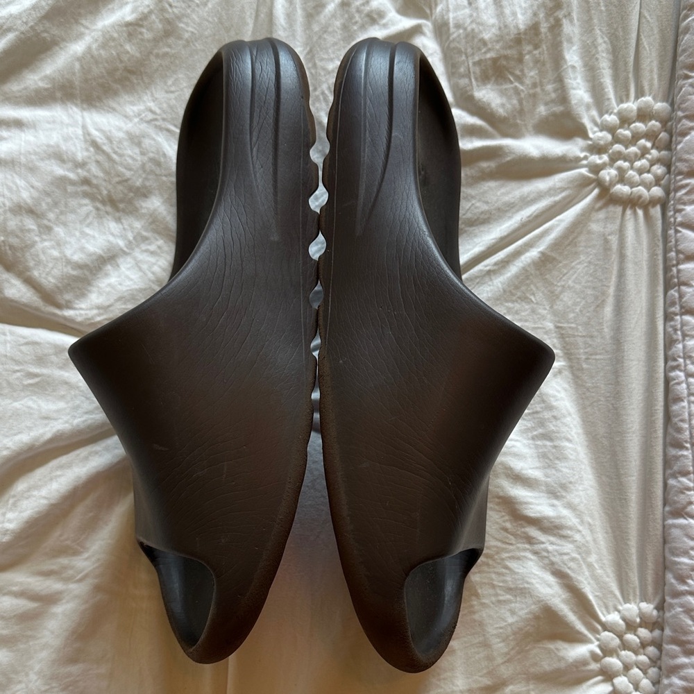 ✅Adidas YEEZY slides. Men's BROWN Slide Sandals. Size 11 (runs small). Used.